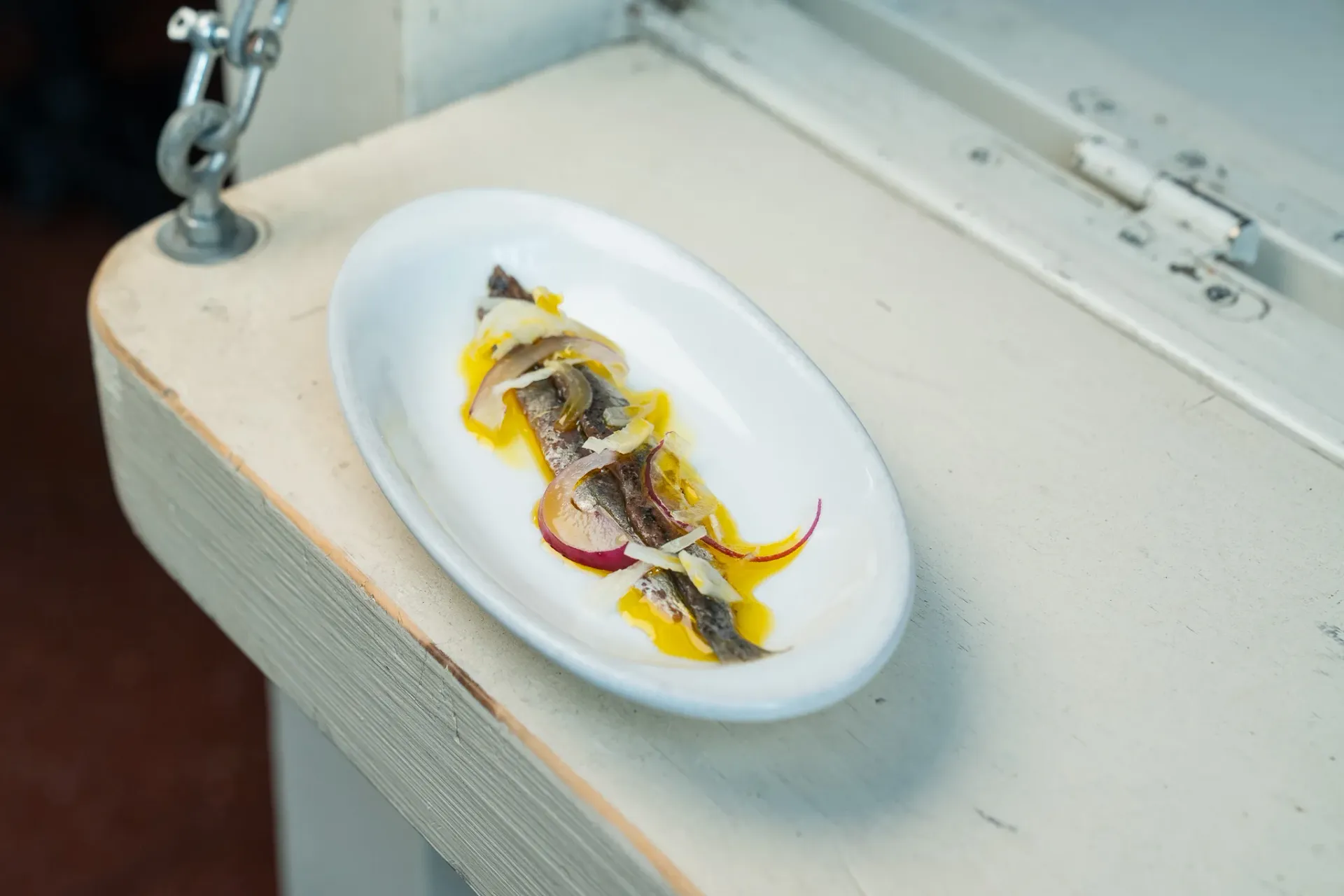 Anchoa de la Escala marinada con cebolla y avellanas (1 ud)