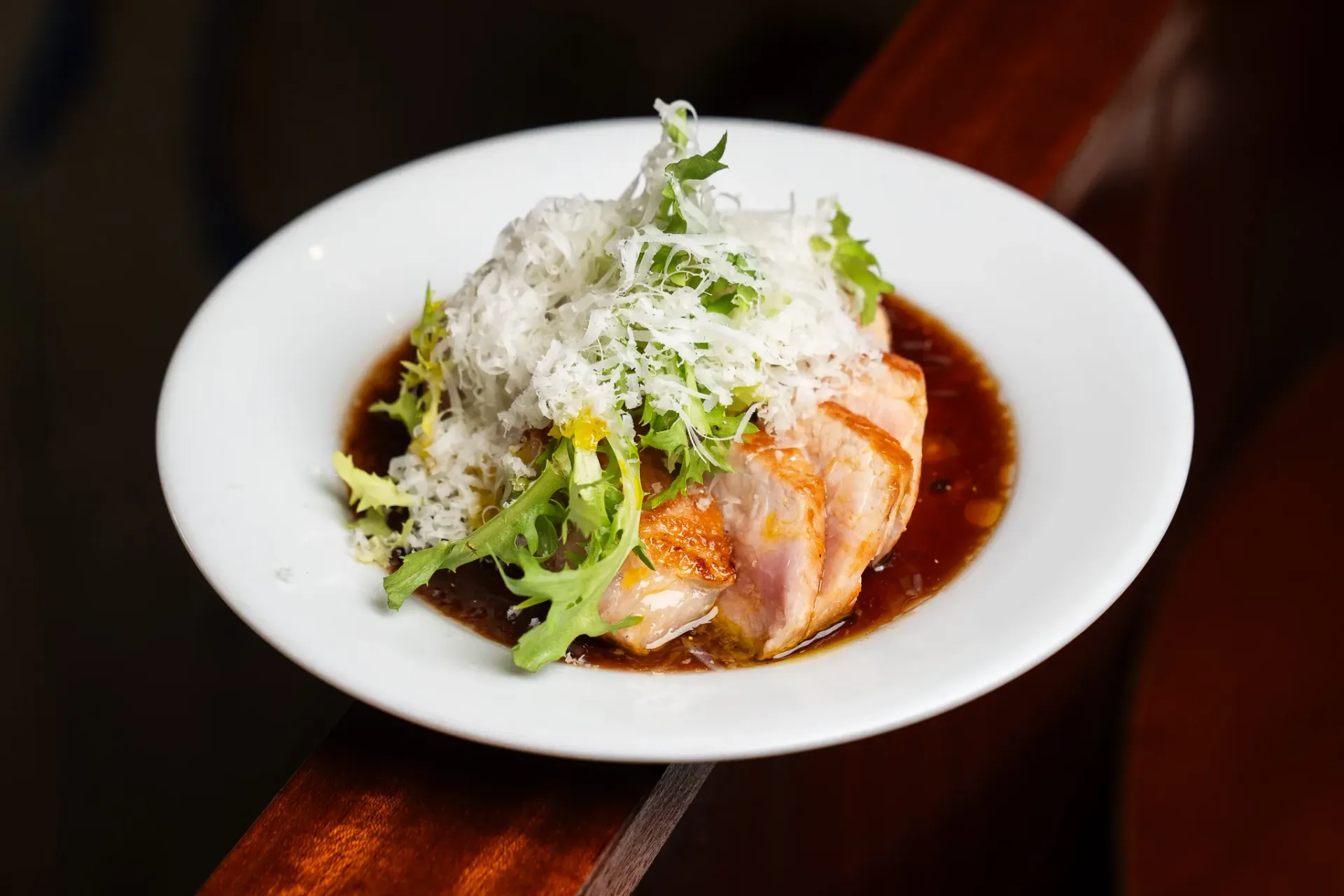 Lomo de cerdo con vinagreta de ratafia y parmesano