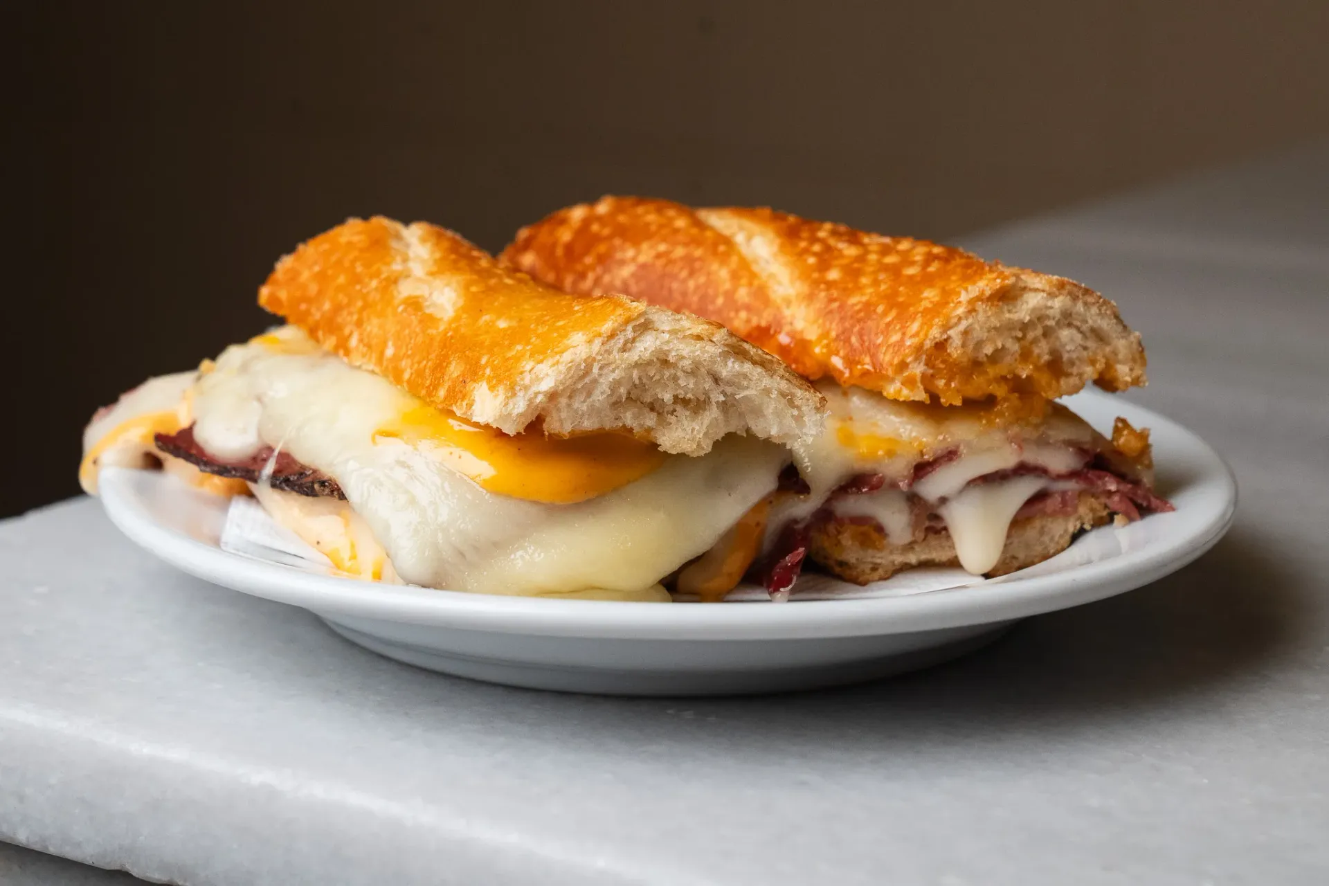 Bocadillo de pastrami, queso y salsa chipotle