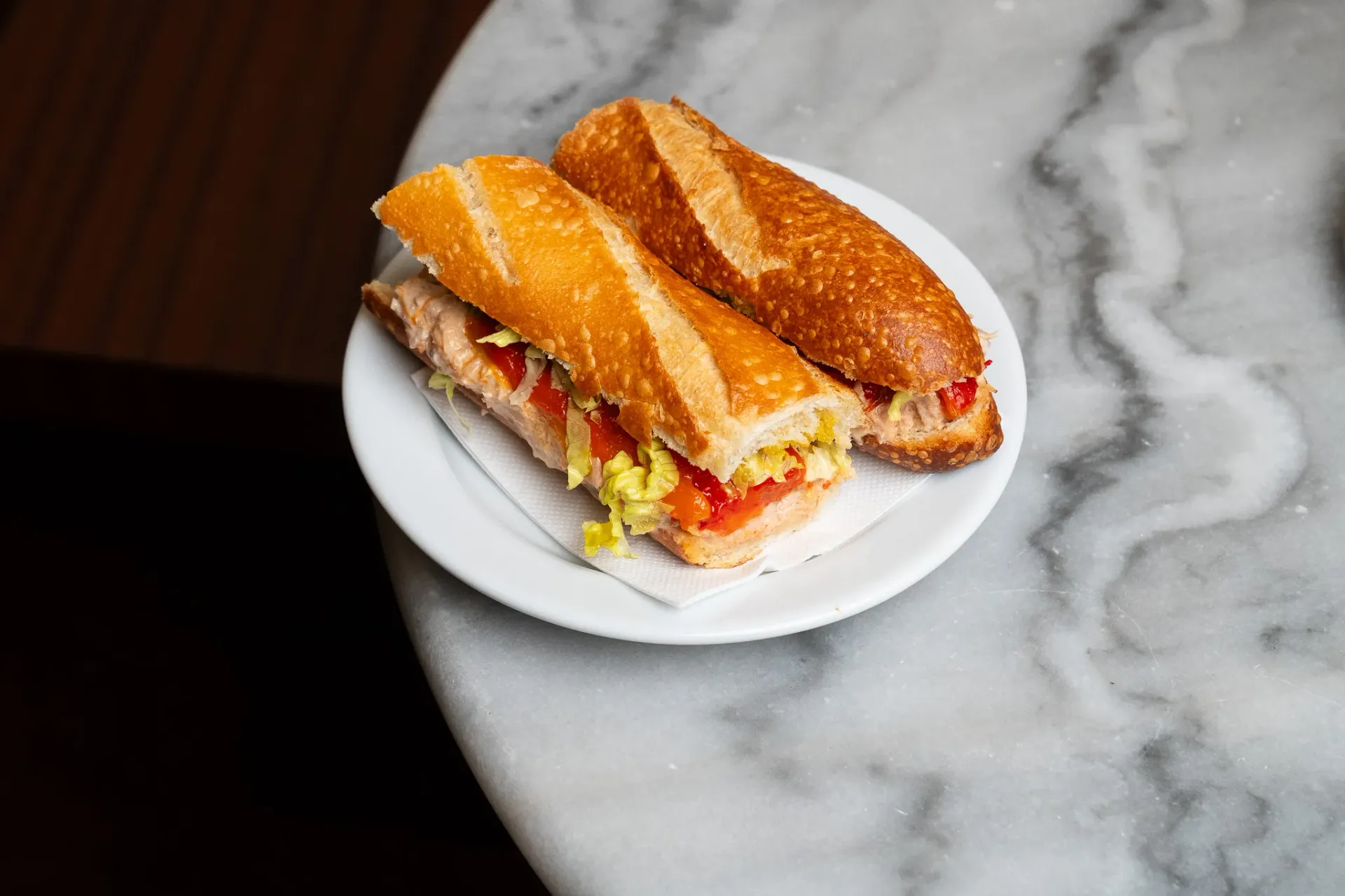 Bocadillo de atún, lechuga y pimiento escalivado